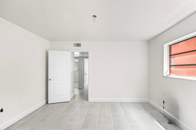 Building Photo - 1882 SW 17th Ave