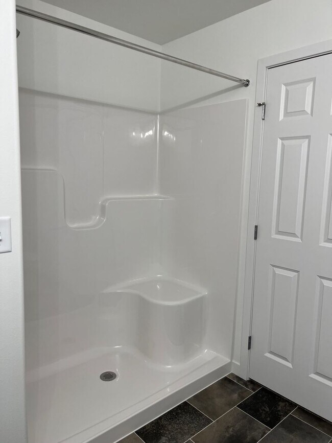 Building Photo - 3 Bed 2.5 Bath Single Family Home