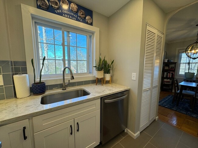 Building Photo - Charming 1 Bed 1 Bath End Unit Condo In Am...