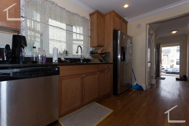 Building Photo - No Security Deposit, Heat, Hot Water Inclu...