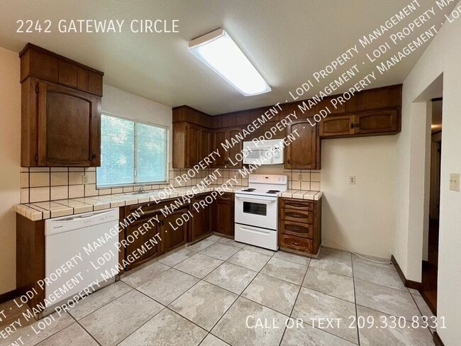 Building Photo - 2242 Gateway Cir