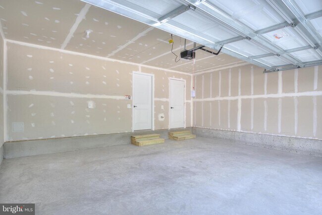 Building Photo - 2506 EMBER Ln