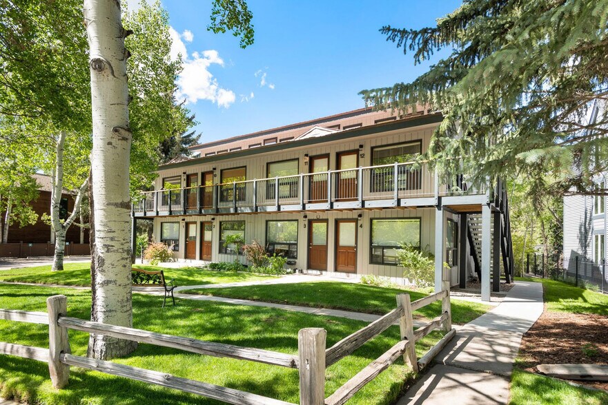 Building Photo - 900 E Hopkins Ave