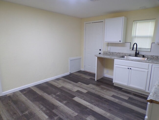 Building Photo - Fresh Installed Floors !!! Upgraded Bathro...
