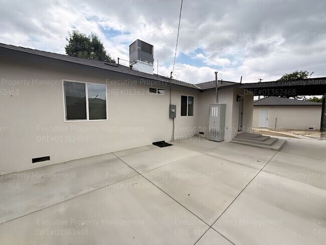 Building Photo - Remodeled 3-bedroom, 2-bath home near Ming Ave/ S. H St