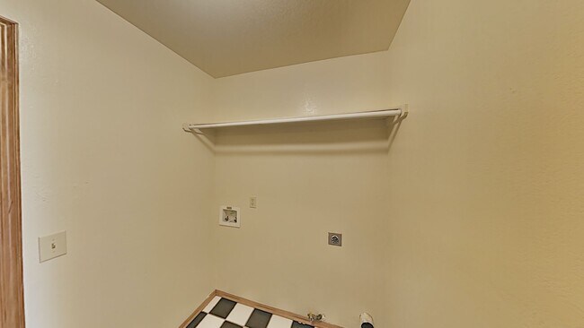 Building Photo - A Beautiful Spacious 3 Bedroom 2 Bathroom Home in Mustang Schools