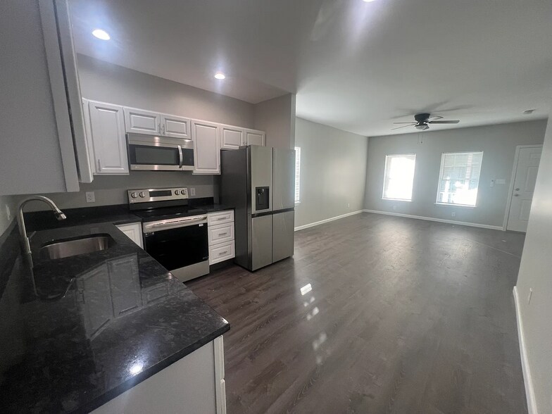 Building Photo - 348 Elm St