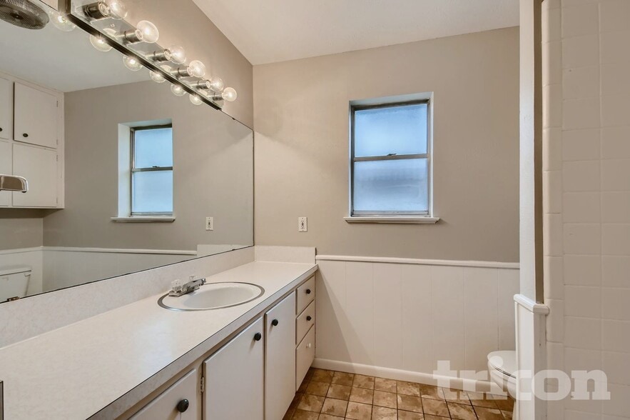 Building Photo - 908 Hilton Pl