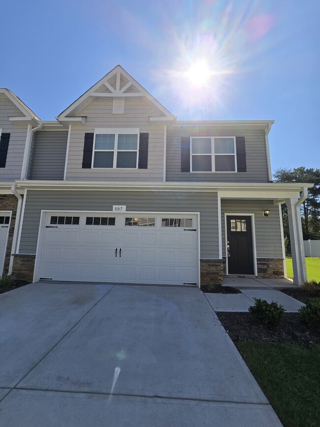 Building Photo - 807 Pryor St