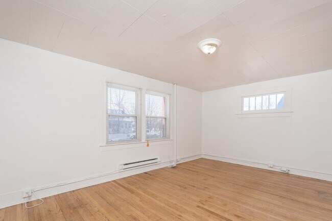 Interior Photo - 420 S 6th Ave
