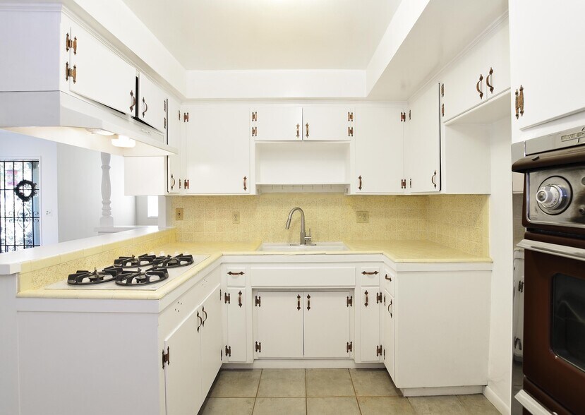 Building Photo - 650 Ridgeway Ln