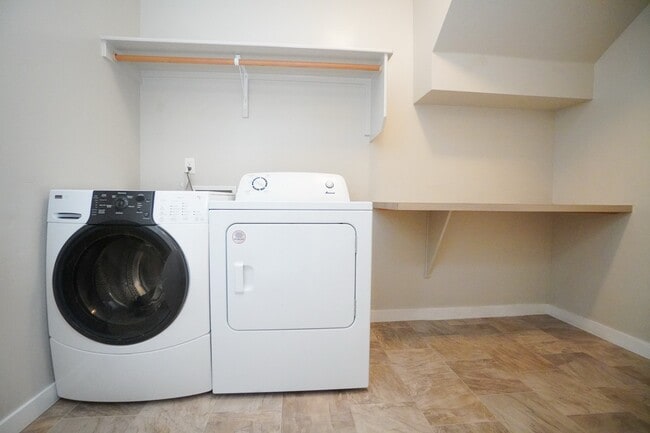 Building Photo - 1187 W Davenport St