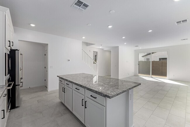 Building Photo - 2436 W Maximo Wy