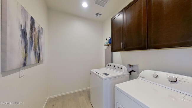 Building Photo - 14091 E Golden Oaks Rd