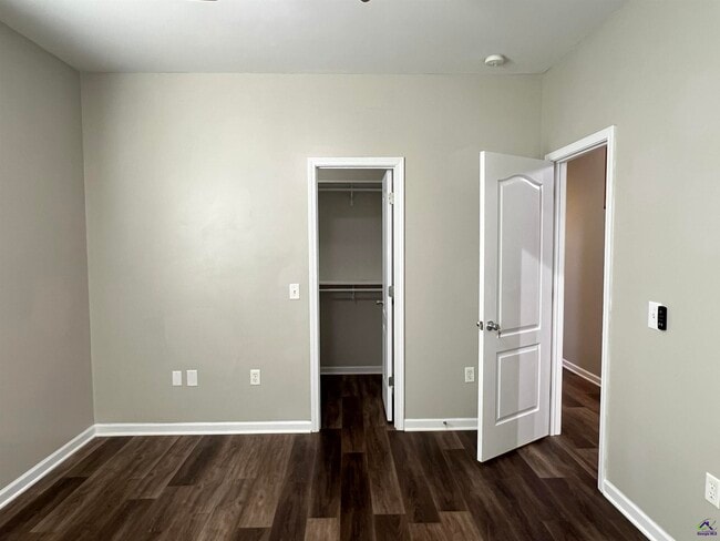 Building Photo - 210 Hearthwood Dr