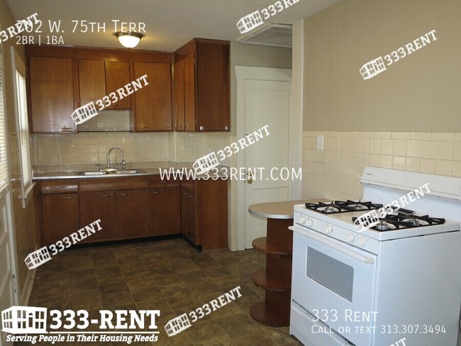 Building Photo - 702 W 75th Terrace