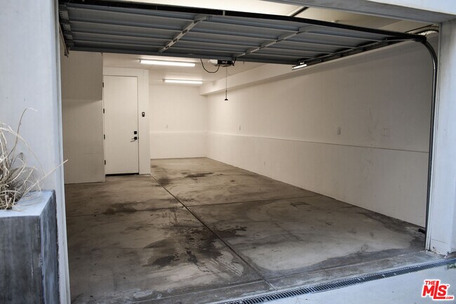 Building Photo - 15328 Weddington St