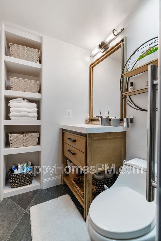 Building Photo - 377 King St