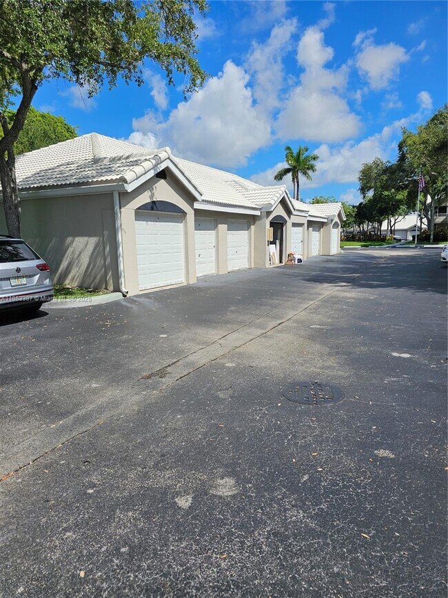 Building Photo - 2811 N Oakland Forest Dr