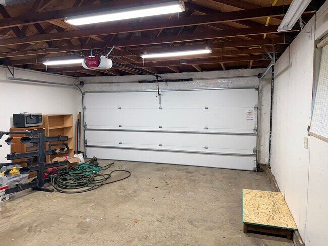 Building Photo - Beautiful 4 bedroom, 3 bathroom home in Eugene!