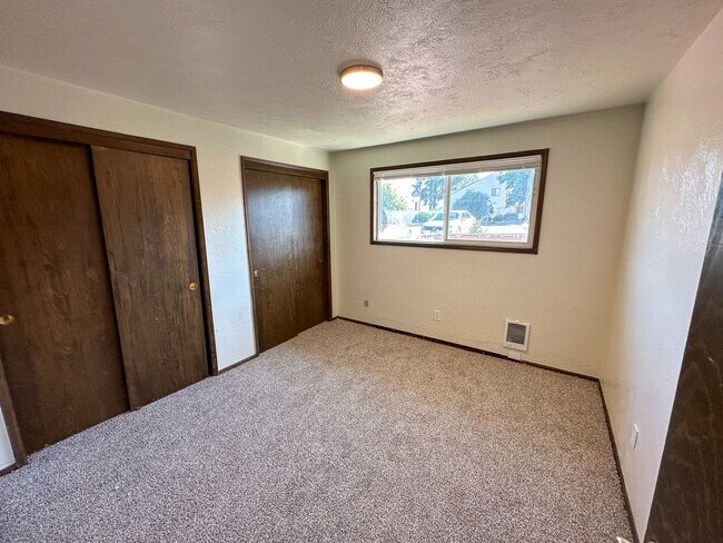 Building Photo - EVERGREEN1574-1594