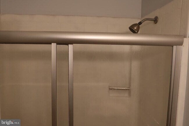 Building Photo - 13 Tulip Ct