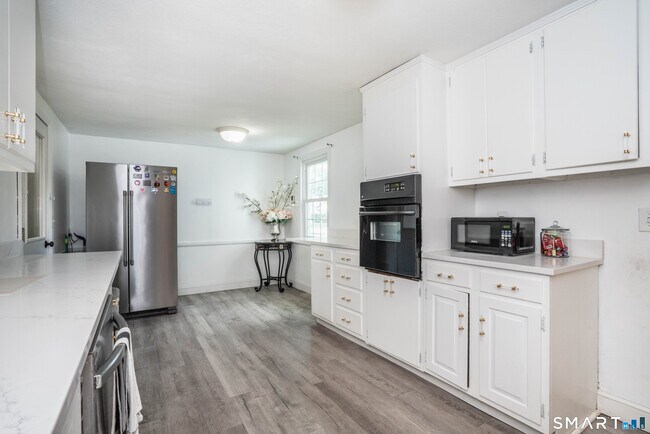 Building Photo - 25 Greensview Dr
