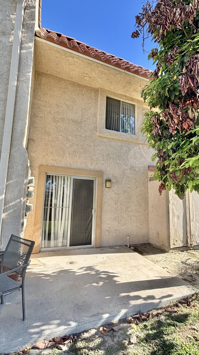 Building Photo - 2 Bedrooms Townhome Availble For Rent in Indio