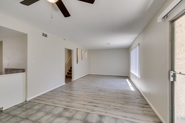 Building Photo - 2 Bedroom Townhome with 2 car attached garage in Henderson