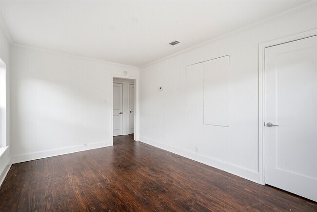 Building Photo - 612 W Alabama St