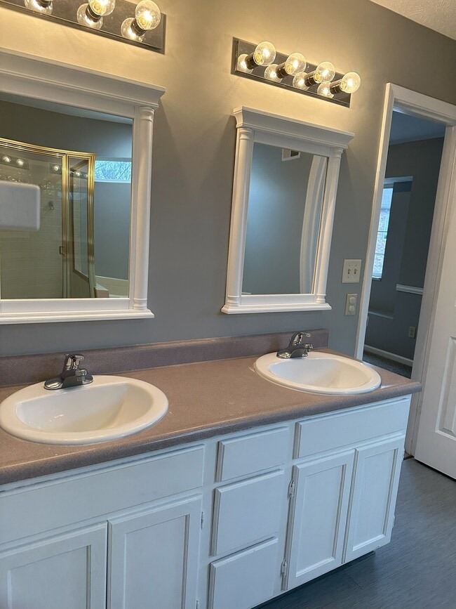 Building Photo - 4910 Clarkson Dr