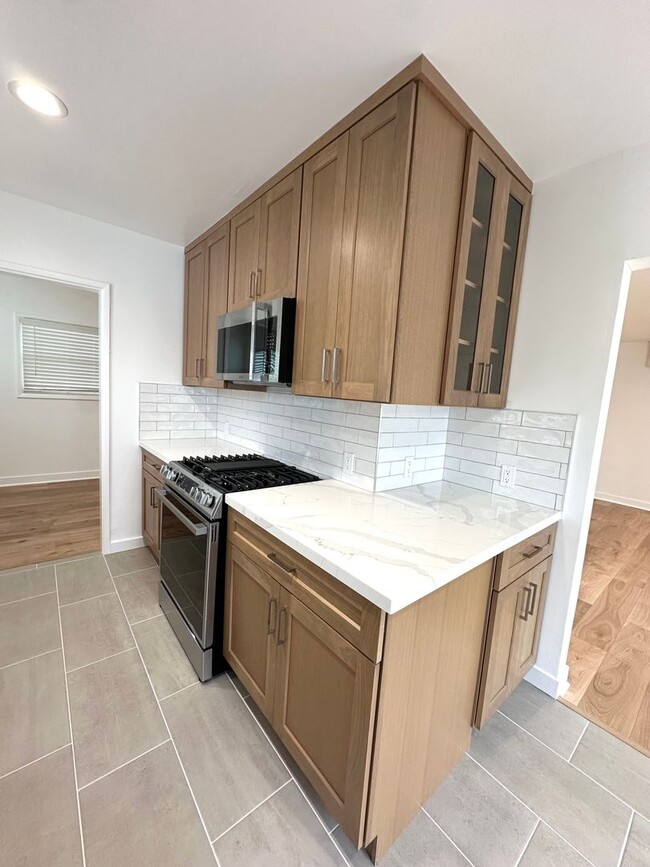 Building Photo - Fully Remodeled 2 Bedroom Home with Large ...