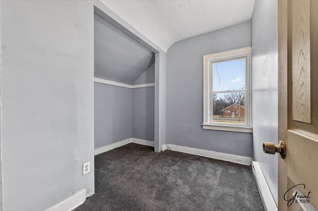 Building Photo - $1550 4 bedroom