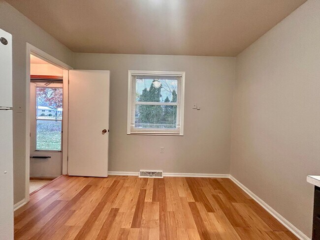 Building Photo - Wallace Ave 3189/3191