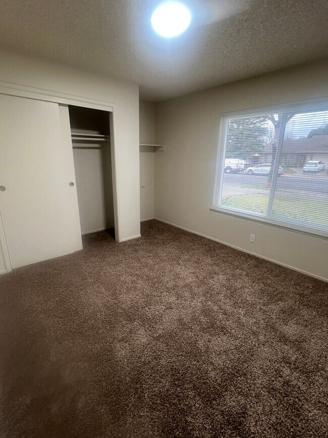 Building Photo - 1040 E Donna Dr