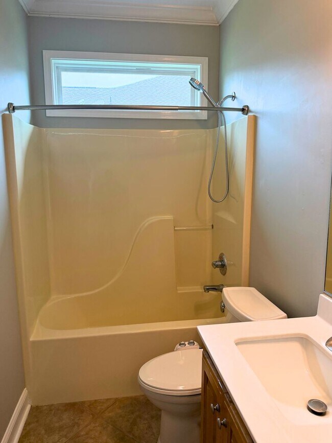 Building Photo - Rare find! 4/3 with amenities!