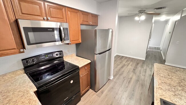 Building Photo - Unlock Your Perfect Winter Park Retreat: F...