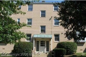 Building Photo - Top-Floor 2BR Unit with Prime Location Nea...