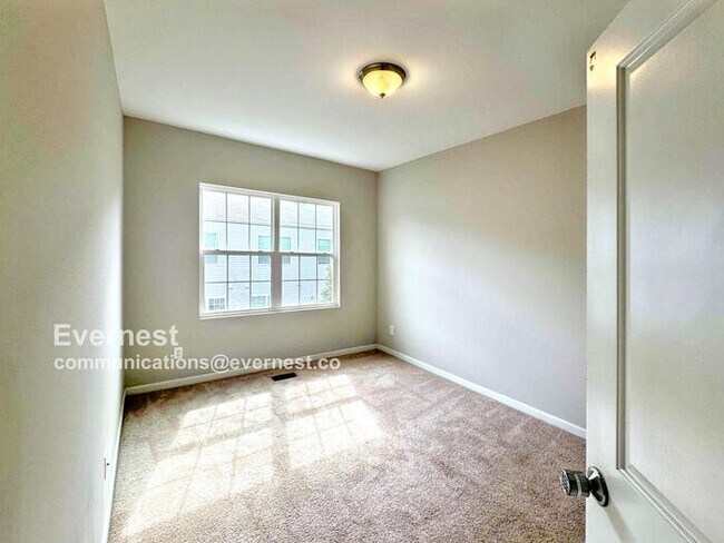 Building Photo - 1015 Skyler Ln