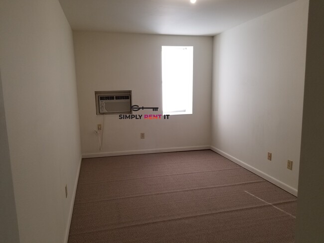 Building Photo - 1 Bedroom Downtown Roland, Private Entrance