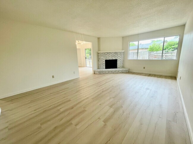 Building Photo - 2530 Tamarisk Dr