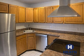 Building Photo - Central Location, Eat-in Kitchen, Laundry on a Site, Steps from the Bus Stop