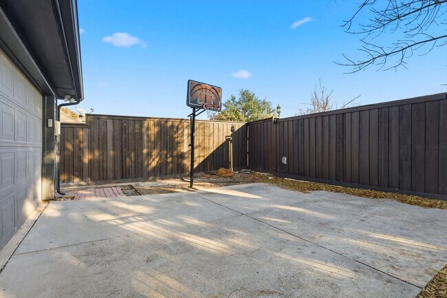 Building Photo - 2008 Vista Dr