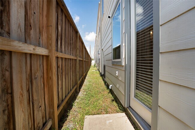 Building Photo - 7703 Rainbow Cl
