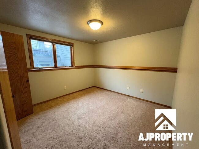 Building Photo - 5509 S Sarmar Ave