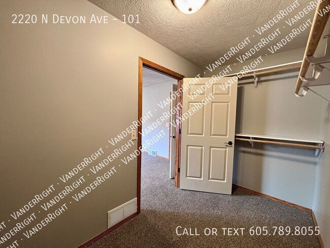 Building Photo - 2220 Devon Ave