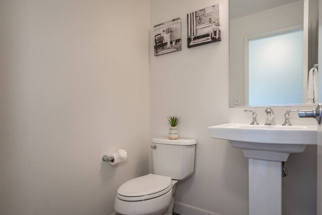 Building Photo - Furnished Townhome with Garage, 3 bedroom/2.5 Bathroom at Kamalani Flats