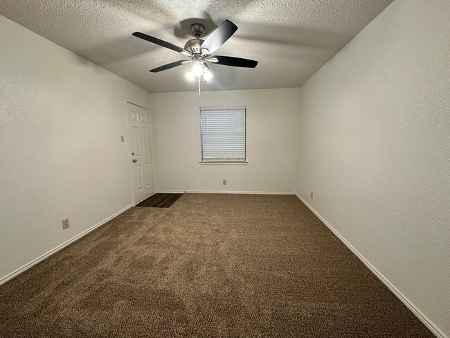 Building Photo - Coming Soon! Nice 2 Bedroom, 2 Full Bath Duplex Located in Saginaw.