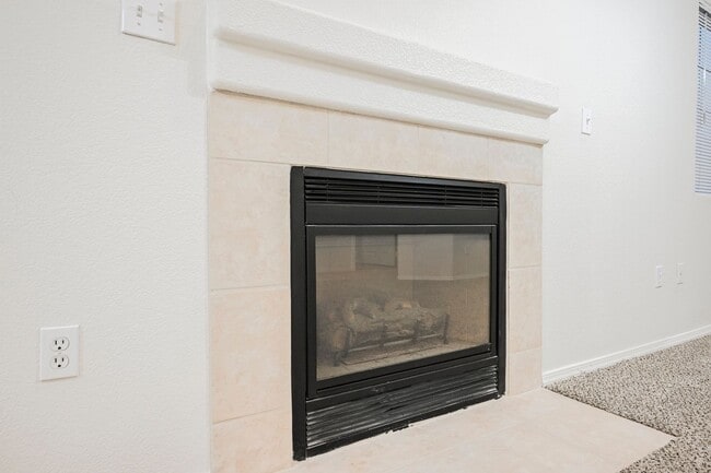 Building Photo - Gated Community townhome, with private garage