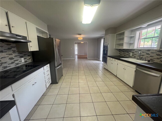 Building Photo - 943 S Pecan Ave
